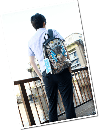 写真:リュックを背負ったセガ男子社員